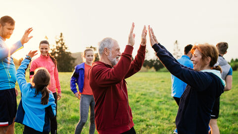 Erfolgreicher Start der Arbeitskreise Sportliche Menschen im Park, alt und jung