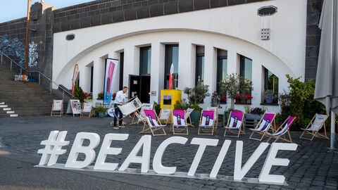 Außenbereich der Veranstaltung: Kunstverein der Familie Montez Außenbereich der Veranstaltung: Liegestühle sowie der Hashtag BeActive sind vor dem Kunstverein der Familie Montez aufgestellt.