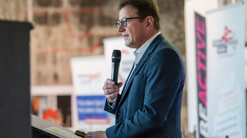 Eröffnung der Fachtagung durch das Grußwort von Staatssekretär Stefan Sauer Staatssekretär Stefan Sauer (Profilansicht) bei seinem Grußwort zur Eröffnung der Veranstaltung