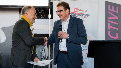 Staatssekretär übergibt 80.000 Euro an Roland Frischkorn vom Sportkreis Frankfurt am e.V. für die Organisation der Europäischen Woche des Sports Staatssekretär (rechts im Bild) übergibt 80.000 Euro an Roland Frischkorn (links im Bild) vom Sportkreis Frankfurt am e.V. für die Organisation der Europäischen Woche des Sports