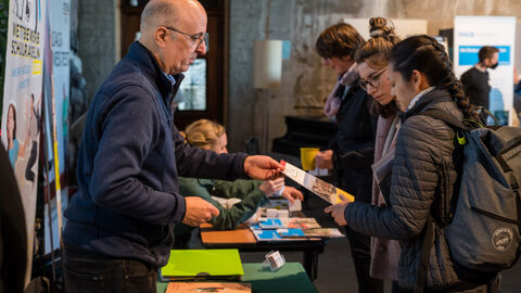 Austauschbörse verschiedener Aussteller mit Angeboten für Bewegungsförderung im öffentlichen Raum Seitenansicht der gut besuchten Austauschbörse verschiedener Aussteller mit Angeboten für Bewegungsförderung im öffentlichen Raum.