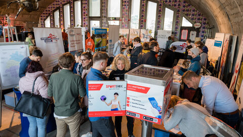 Austauschbörse verschiedener Aussteller mit Angeboten für Bewegungsförderung im öffentlichen Raum Vogelperspektive der gut besuchten Austauschbörse verschiedener Aussteller mit Angeboten für Bewegungsförderung im öffentlichen Raum.