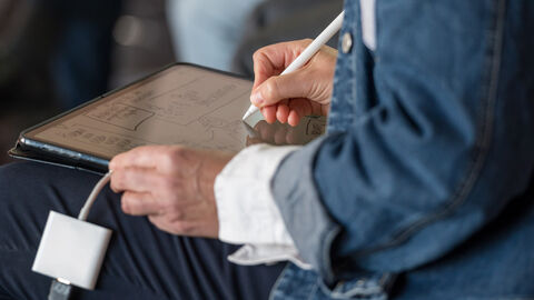 Graphic recording durch die Moderatorin Tanja Föhr Hier ist ein Close-Up des Tablets und den Händen der Moderatorin, die gerade die gerade die Diskussion per graphic recording mit zeichnet.