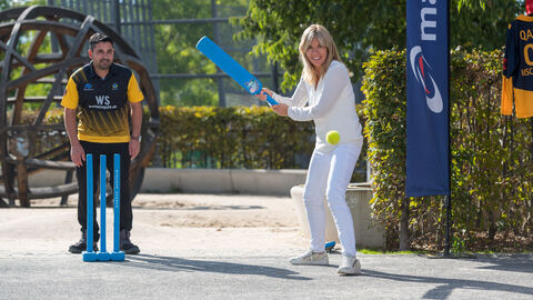 Vielfältiges Bewegungsprogramm auf dem Hafenparkgelände zum Mitmachen: Deutscher Cricketverband vertreten durch MSC Frankfurt e.V  Eine Teilnehmerin probiert Cricket aus, hinter ihr steht der Trainer