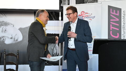 Staatssekretär übergibt 80.000 Euro an die Organisatoren der Europäischen Woche des Sports Stefan Sauer, Staatssekretär im Hessischen Innenministerium schüttelt dem Vorsitzenden des Sportkreises Frankfurt, Roland Frischkorn, bei der Übergabe des Förderbescheids die Hand