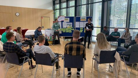 Im Arbeitskreis "Bewegt altern" stellt die Arbeitskreisleitung Evi Lindner und Marco Mattes den Teilnehmenden die Projektideen auf den Pinnwänden vor