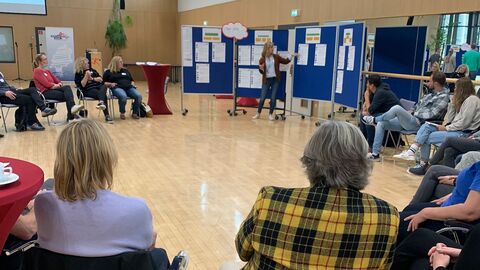 Im Arbeitskreis "Bewegt bleiben" stellt die Arbeitskreisleitung Béatrice Frank den Teilnehmenden die Projektideen auf den Pinnwänden vor