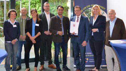 Gruppenfoto der Übergabe des Förderbescheids