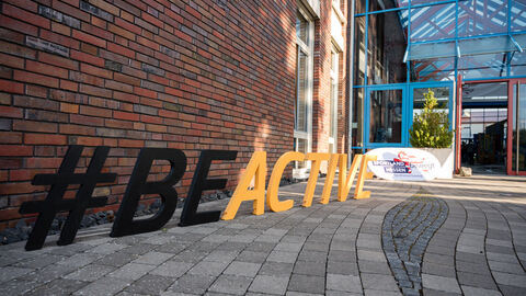 Eingangsbereich des Morgensternhauses in Fulda mit BeActive und SPORTLAND HESSEN bewegt Schildern