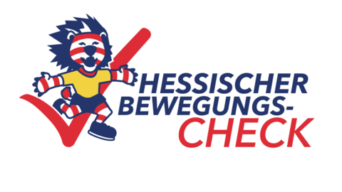 Logo des Hessischen Bewegungschecks in Blau rot mit einem Häkchen (Check) über das ein Löwe drüber hüpft. Der Löwe steht auf den Hinterpfoten und hat die Arme weit ausgebreitet. Er lacht und trägt ein gelbes T-shirt