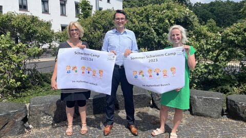 In den Startlöchern für das Sommer-Schwimm-Camp 2023 stehen Schul- und Sportdezernent Christopher Lipp, Bewegungskoordinatorin Carmen Klein (r.) und Friederike Heinl vom Team Sport beim Landkreis Gießen.