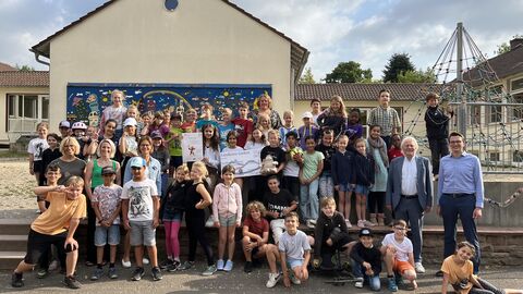 Christopher Lipp und Prof. Dr. Heinz Zielinski (vorn, r.) zeichnen die Grundschule Wettenberg-Wißmar als die aktivste Schule mit 61 Stempeln pro Schüler aus. 