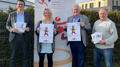 v.l.n.r.: Schul- und Sportdezernent Christopher Lipp und Bewegungskoordinatorin Carmen Klein sowie die Sportkreis-Vertreter Professor Heinz Zielinski und Henry Mohr haben die Aktion ‚Faulchens Sammelheft‘ vorgestellt. Dabei soll sich das Faultier zum Lauftier entwickeln – und zwar durch die Unterstützung von Grundschulkindern. 