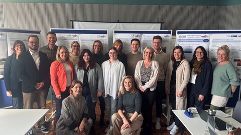 Gruppenbild der Teilnehmenden des Austauschtreffens Gruppenbild der Bewegungskoordinierenden, den direkten Vorgesetzten aus den Modellregionen, der Programmkoordinierung, der Geschäftsstelle im HMFG und der Landessportbund Hessen
