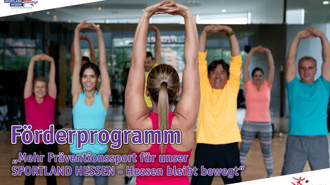 Dehnübung während eines Gruppenkurses. Im Vordergrund ist eine Übungsleiterin von hinten zu sehen wie sie ihre Arme nach oben streckt. Die Kursteilnehmenden im Hintergrund in einem Übungsraum machen die Aufgabe nach.