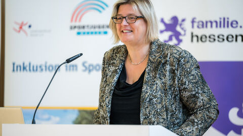 Grußwort von Staatssekretärin Dr. Sonja Optendrenk, Hessisches Ministerium für Familie, Senioren, Sport, Gesundheit und Pflege (HMFG) Grußwort von Staatssekretärin Dr. Sonja Optendrenk, Hessisches Ministerium für Familie, Senioren, Sport, Gesundheit und Pflege (HMFG)