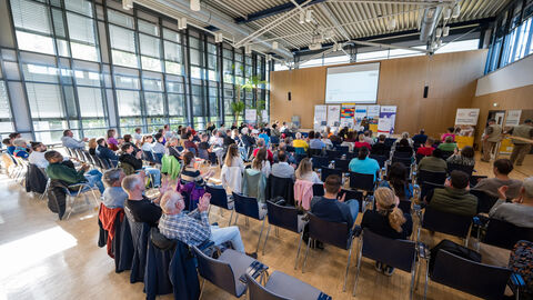 Zahlreiche Teilnehmende in der Mehrzweckhalle des Landessportbundes Hessen e.V. Zahlreiche Teilnehmende in der Mehrzweckhalle des Landessportbundes Hessen e.V.