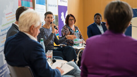 Fishbowl-Diskussion: Gemeinsam stark? Vielfalt im Sport als Motor für sozialen Zusammenhalt und Teilhabe Fishbowl-Diskussion: Gemeinsam stark? Vielfalt im Sport als Motor für sozialen Zusammenhalt und Teilhabe