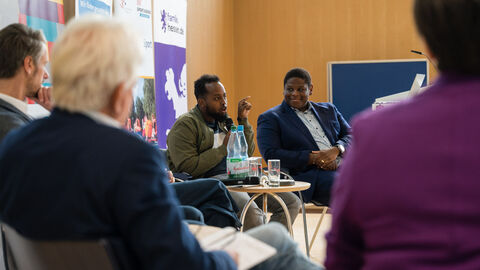 Fishbowl-Diskussion: Gemeinsam stark? Vielfalt im Sport als Motor für sozialen Zusammenhalt und Teilhabe Fishbowl-Diskussion: Gemeinsam stark? Vielfalt im Sport als Motor für sozialen Zusammenhalt und Teilhabe