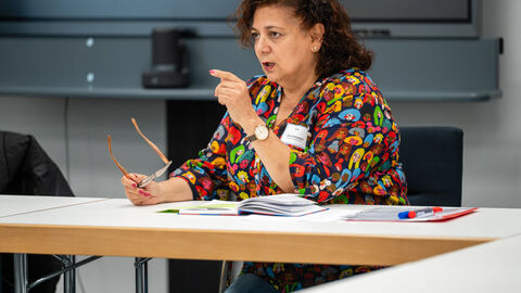 Raum für Vielfalt „Niedrigschwellige und bedarfsorientierte Angebote zur Bewegungsförderung schaffen“, Moderation: Zohreh Almadani (Frauentreff Brückenhof) Raum für Vielfalt „Niedrigschwellige und bedarfsorientierte Angebote zur Bewegungsförderung schaffen“, Moderation: Zohreh Almadani (Frauentreff Brückenhof)