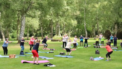 Menschen Machen Sport im Grünen