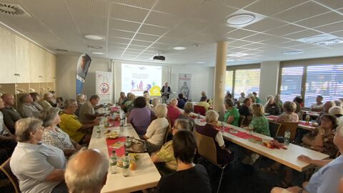 Menschen lauschen gspannt der Eröffnung des Aktionsnachmittages