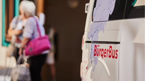 Logo des Bürgerbusses auf einem Van