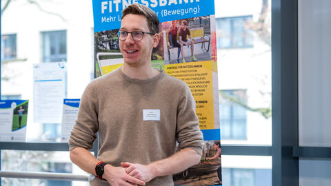 Lebenswelt öffentlicher Raum: Vorstellung der Fitnessbank Mann vor Roll-up