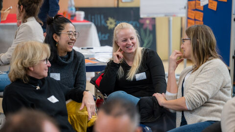 Austausch in Murmelgruppen: Teilnehmende tauschen sich zum Fachvortrag von Prof. Dr. Jens Bucksch aus Vier Personen tauschen sich mit Sitznachbarn und -nachbarinnen aus