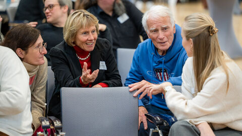 Austausch in Murmelgruppen: Teilnehmende tauschen sich zum Fachvortrag von Prof. Dr. Jens Bucksch aus Vier Personen tauschen sich mit Sitznachbarn und -nachbarinnen aus.