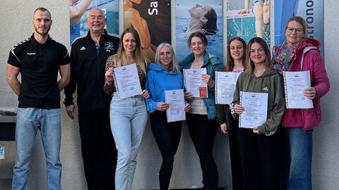 Waldeck-Frankenberg: Erzieherinnen legen das DLRG-Abzeichen in Bronze ab. Gruppenbild mit acht Personen, die Urkunden in den Händen halten.