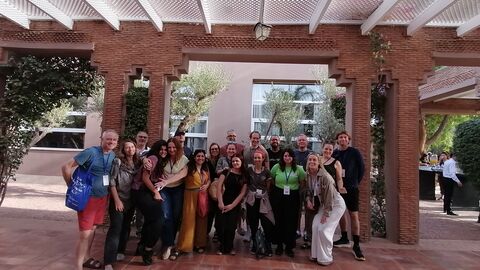 Gruppenbild unter einer Überdachung