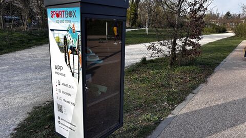 Sportbox mit Sportequipment in einem öffentlichen Park