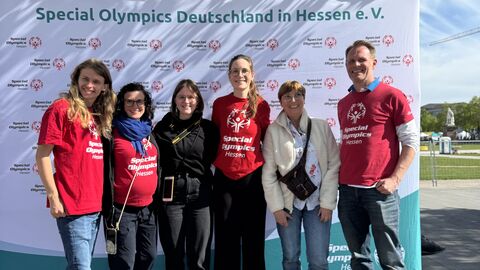Gruppenbild mit sechs Personen vor einem Webebanner