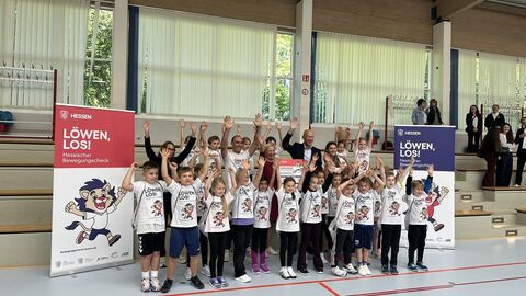 Gruppenbild mit Kindern sowie dem hessischen Kultusminister und der Sportministerin und den Botschafter und Botschfterinnn des Hessischen Bewegungschecks.